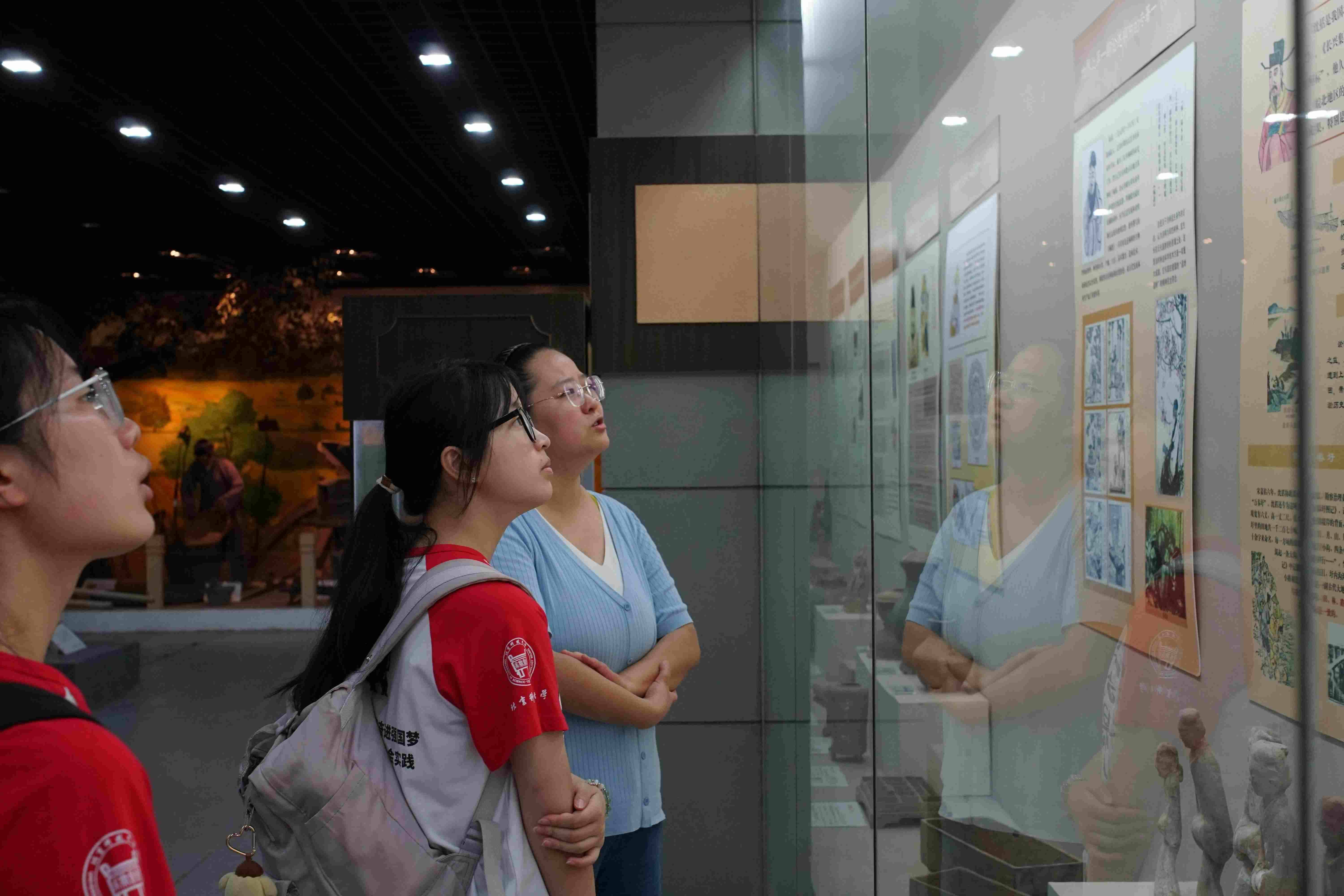 参观农业文明展厅